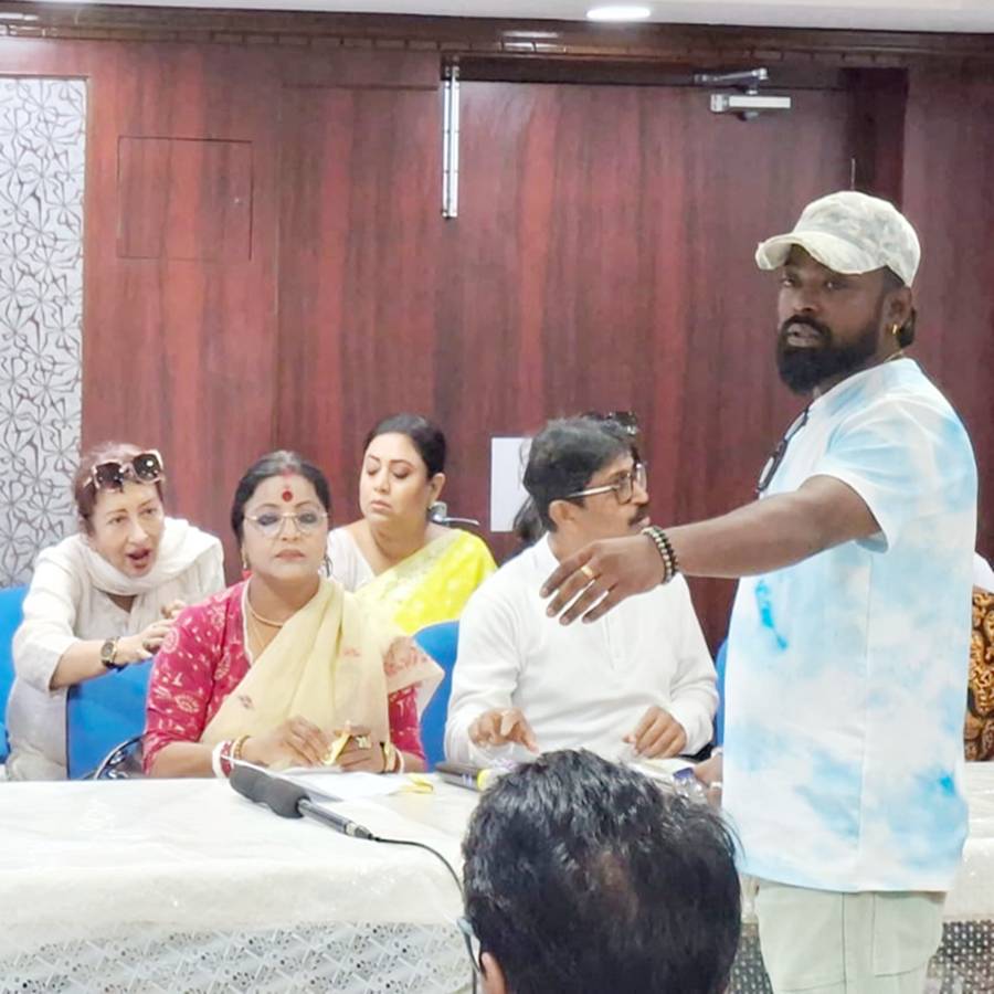 টেকনিশিয়ান স্টুডিয়োয় বৈঠকে পাপিয়া অধিকারী।