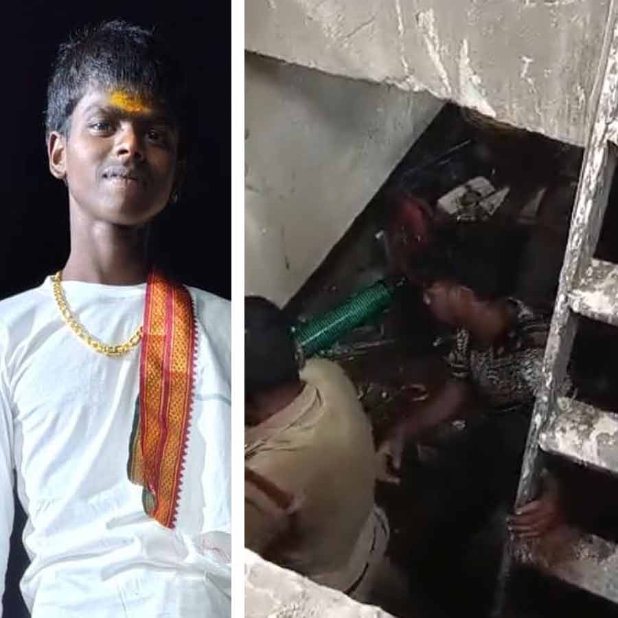 ১৫ বছরের অভিষেককে উদ্ধারের চেষ্টা চলছে সকাল থেকে।