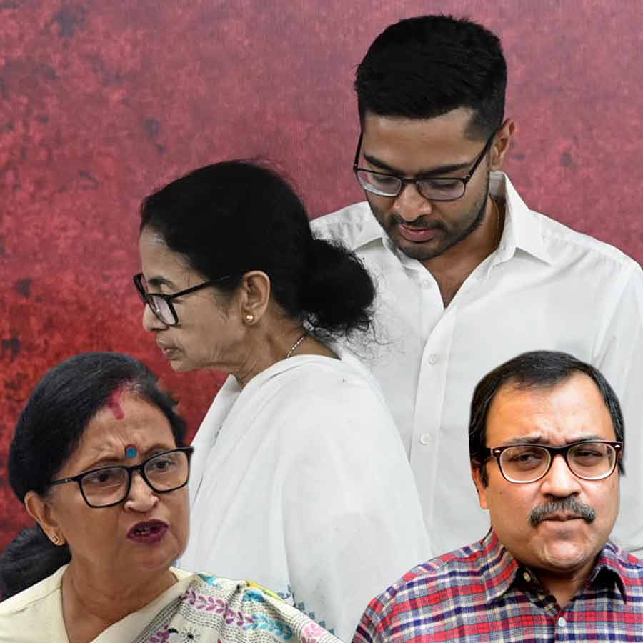 বৈঠকে মমতা বন্দ্যোপাধ্যায়, অভিষেক বন্দ্যোপাধ্যায়, কুণাল ঘোষ এবং চন্দ্রিমা ভট্টাচার্য।