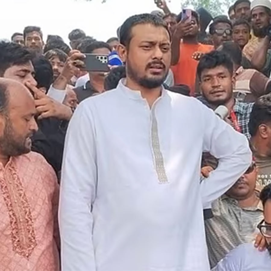 বিরোধী জোটের অন্যতম দল জাতীয় নাগরিক পার্টির মুখ্য সমন্বয়ক নাসিরুদ্দিন পাটোয়ারি বুধবার যশোরের বেনাপোল সীমান্তে এসে বিক্ষোভের মুখে পড়েন।