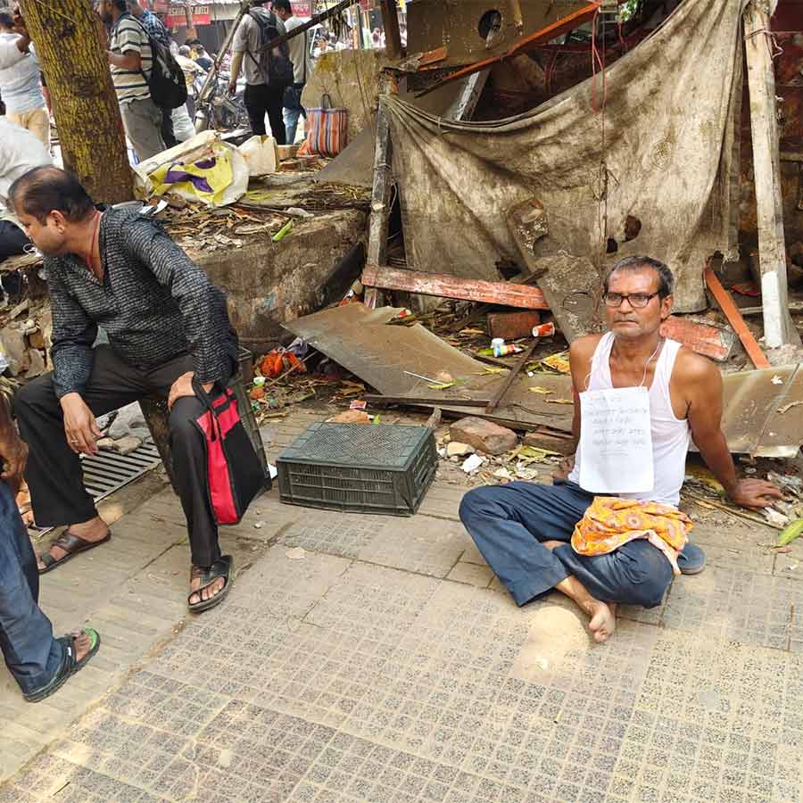 উচ্ছেদের পরে জীবিকা এখন ঘোর অনিশ্চয়তায়। বারবার চেষ্টা করেও রেল কর্তৃপক্ষ বা সরকারের কোনও বার্তা, আশ্বাস কিছুই মিলছে না।
