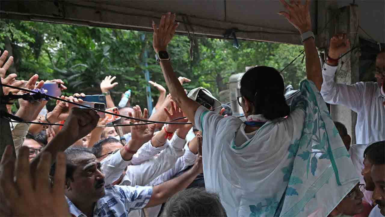 পর্বান্তর: ধর্মতলায় অবস্থান বিক্ষোভের মঞ্চে তৃণমূল কংগ্রেস নেত্রী মমতা বন্দ্যোপাধ্যায়। ২ জুন।