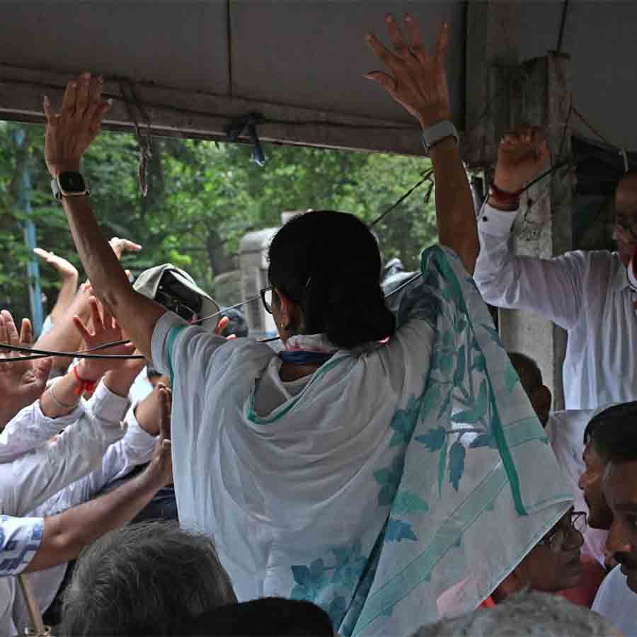 পর্বান্তর: ধর্মতলায় অবস্থান বিক্ষোভের মঞ্চে তৃণমূল কংগ্রেস নেত্রী মমতা বন্দ্যোপাধ্যায়। ২ জুন।