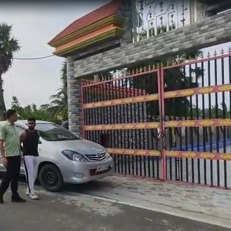 শওকত মোল্লার বাড়িতে জাতীয় তদন্তকারী সংস্থা (এনআইএ)-র দল।