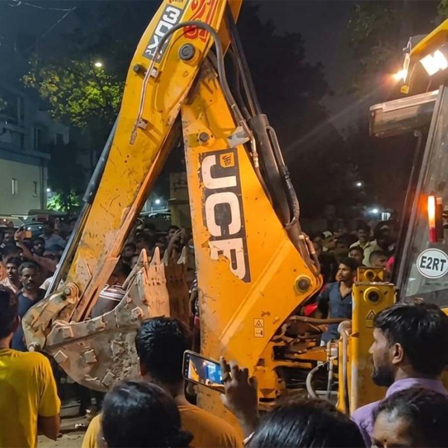স্থানীয়দের চাপে পিছু হটল বুলডোজ়ার। মঙ্গলবার গভীর রাতে, যাদবপুরে।