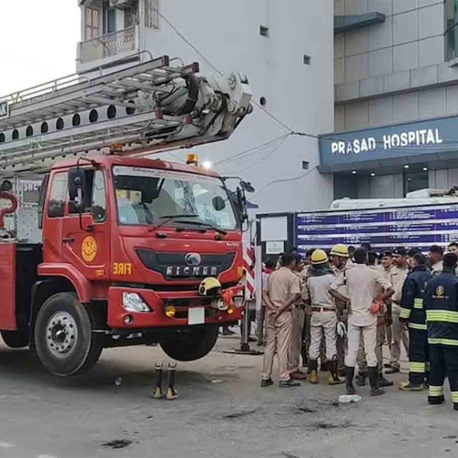বিহারের হাসপাতালে অগ্নিকাণ্ড। ঘটনাস্থলে দমকল। ছবি: সংগৃহীত।