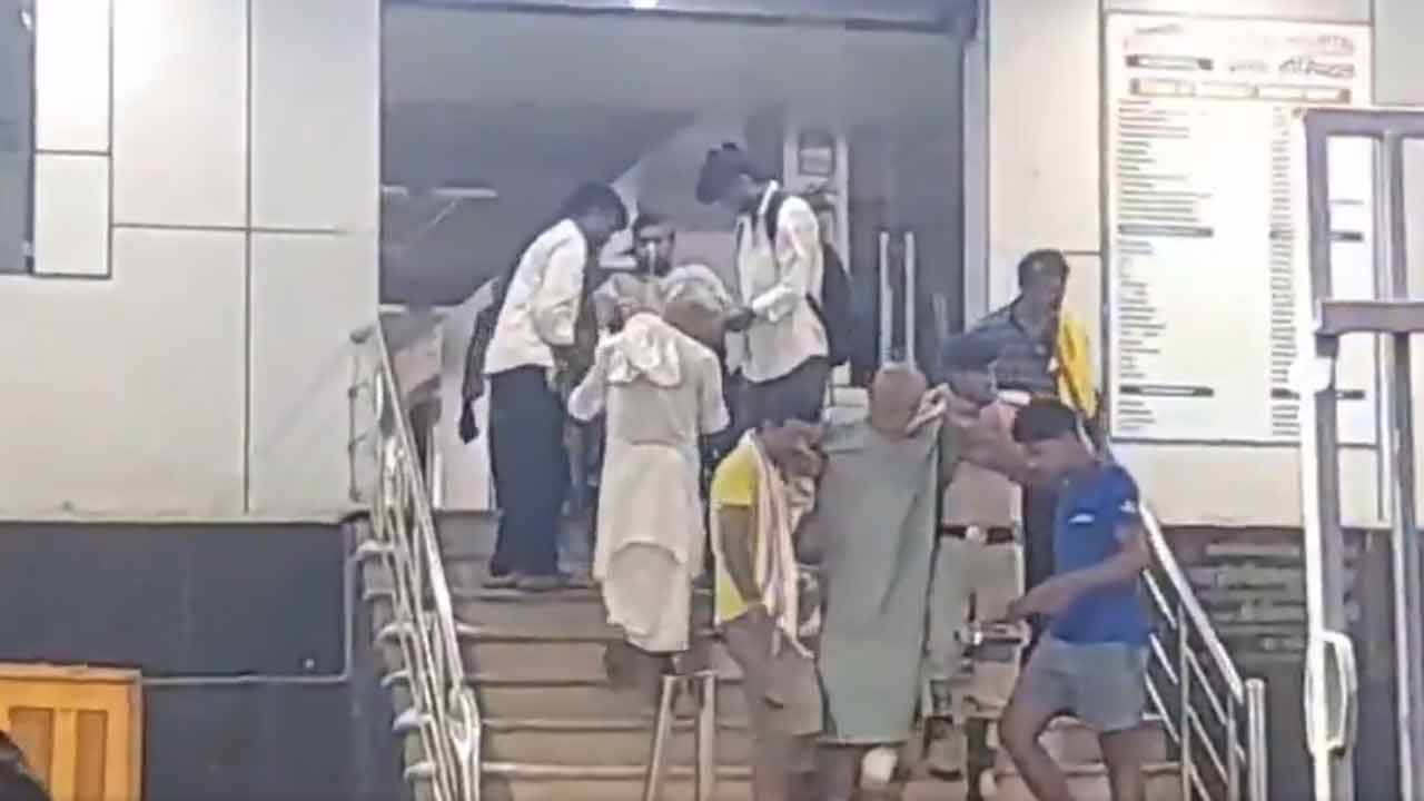 অগ্নিকাণ্ডের পর হাসপাতাল থেকে রোগীদের উদ্ধারের কাজ চলছে। ছবি: সংগৃহীত।