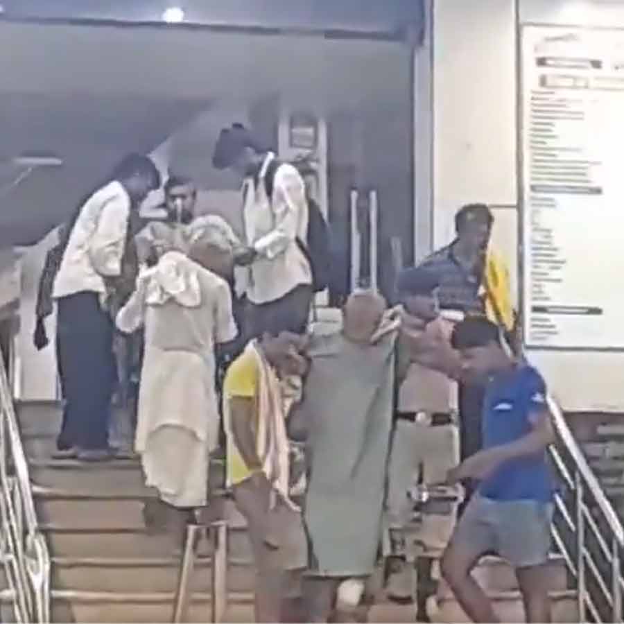 অগ্নিকাণ্ডের পর হাসপাতাল থেকে রোগীদের উদ্ধারের কাজ চলছে। ছবি: সংগৃহীত।