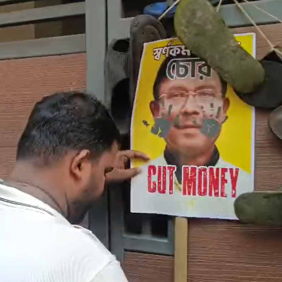সন্দীপন সাহা এবং স্বর্ণকমল সাহার বাড়ির সামনে বিক্ষোভ। বৃহস্পতিবার সকালে এন্টালিতে।