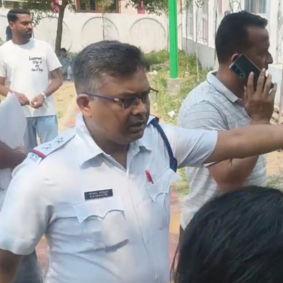 ঘটনাস্থলে পুলিশ।