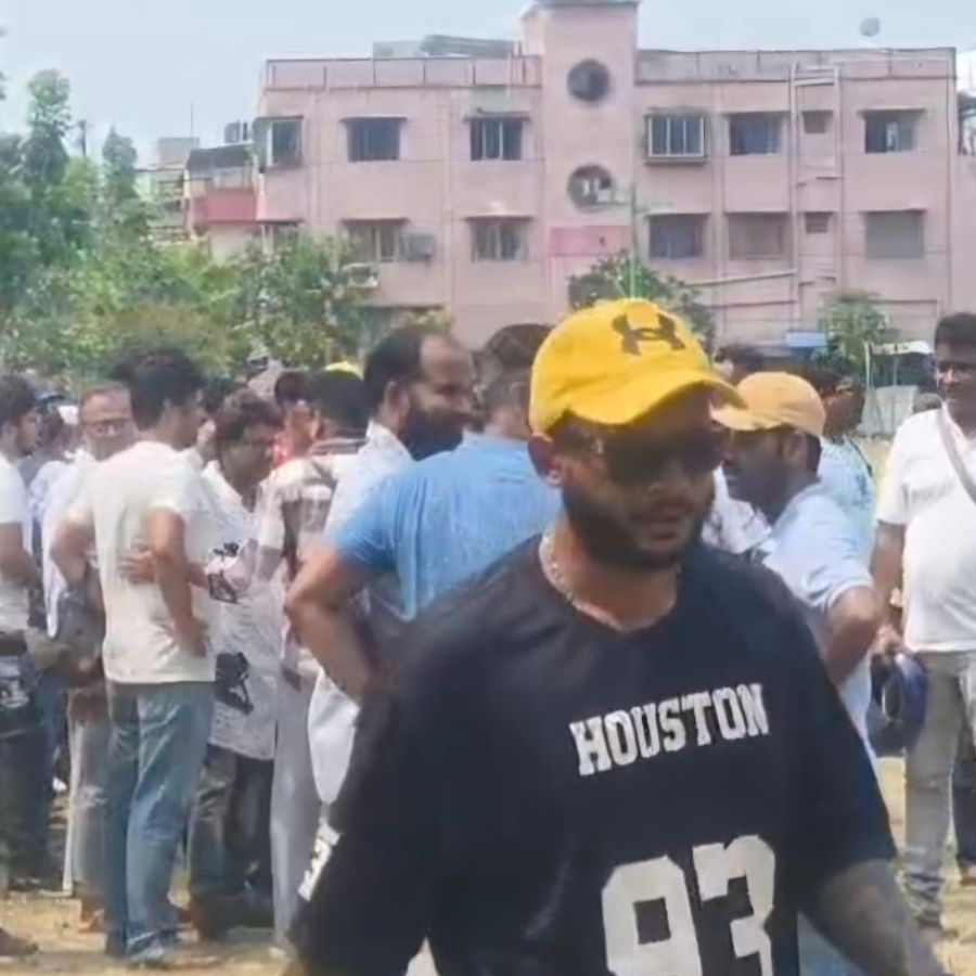 বৃহস্পতিবার সকালে টলিপাড়ায় ধুন্ধুমার। 