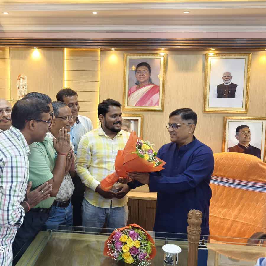Minister Takes a Seat Without Being Assigned a Portfolio; As Photo Goes Viral, Sreeramp০re BJP MLA Bhaskar Bhattacharya Explains the Reason