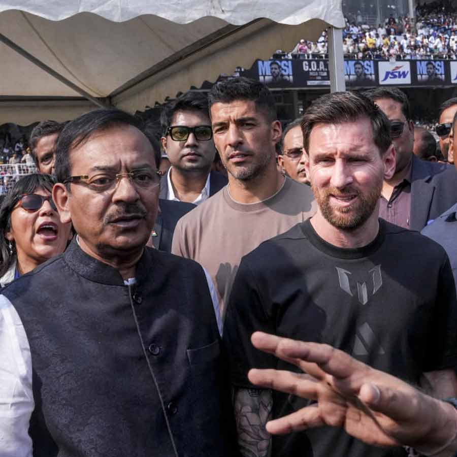 (বাঁ দিকে) অরূপ বিশ্বাস এবং লিয়োনেল মেসি (ডান দিকে)