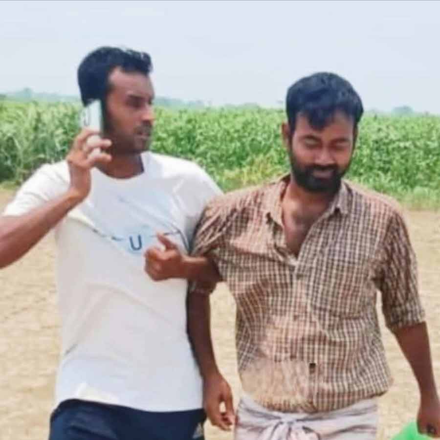 পাটখেত থেকে পাকড়াও করে নিয়ে যাওয়া হচ্ছে যুবককে।