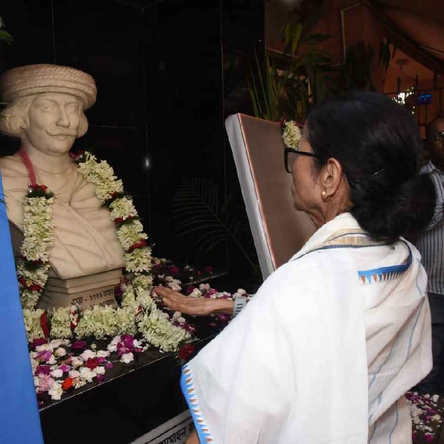মনীষীদের শ্রদ্ধাজ্ঞাপন মমতা বন্দ্যোপাধ্যায়ের।