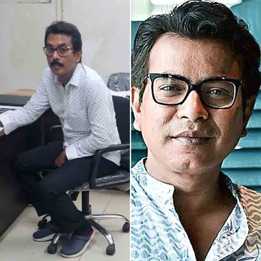 (বাঁ দিকে) থানায় স্বরূপ বিশ্বাস,  রুদ্রনীল ঘোষ (ডান দিকে)।