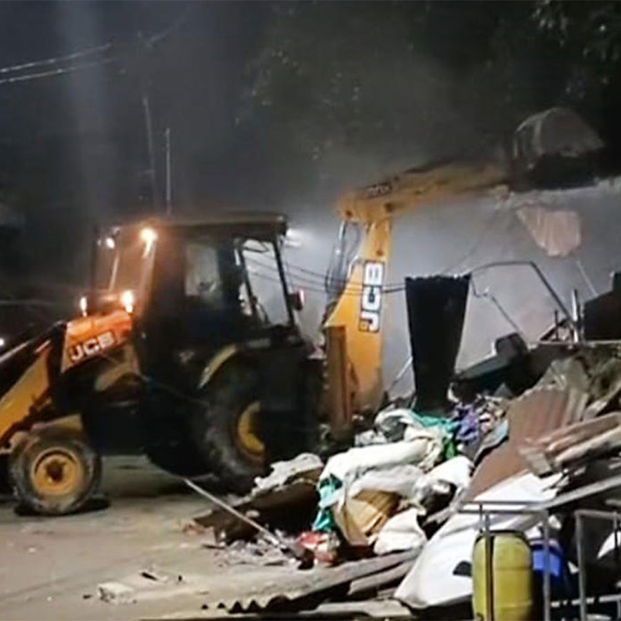 দমদম স্টেশন চত্বরে হকারদের অস্থায়ী দোকান ভাঙছে বুলডোজ়ার।