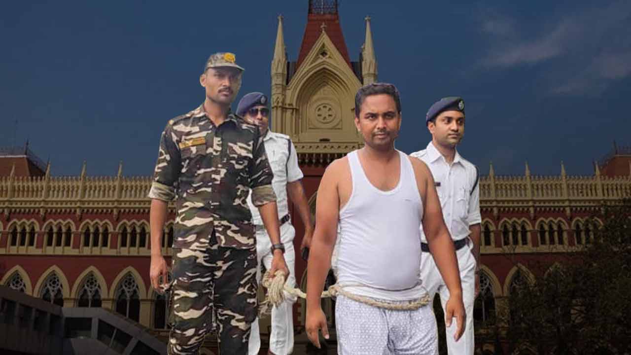 গ্রেফতারির পর অভিযুক্তকে কোমরে দড়ি পরিয়ে রাস্তায় ঘোরাচ্ছে পুলিশ।