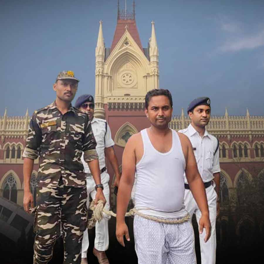 গ্রেফতারির পর অভিযুক্তকে কোমরে দড়ি পরিয়ে রাস্তায় ঘোরাচ্ছে পুলিশ।