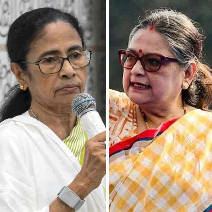 (বাঁ দিকে) তৃণমূলনেত্রী মমতা বন্দ্যোপাধ্যায়। বারাসতের সাংসদ কাকলি ঘোষ দস্তিদার (ডান দিকে)।