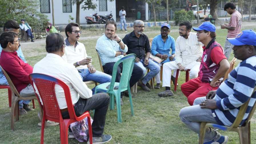 কলাকুশলীদের সঙ্গে স্বরূপ। 