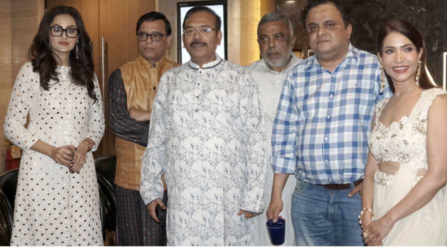 মন্ত্রী অরূপ বিশ্বাসের সঙ্গে অনন্যা বন্দ্যোপাধ্যায়, ব্রাত্য বসু, দেবাশীস কুমার-সহ আরও অনেকে। 
