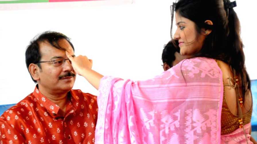 অরূপকে ভাইফোঁটা দিতে ব্যস্ত রণিতা দাস। 