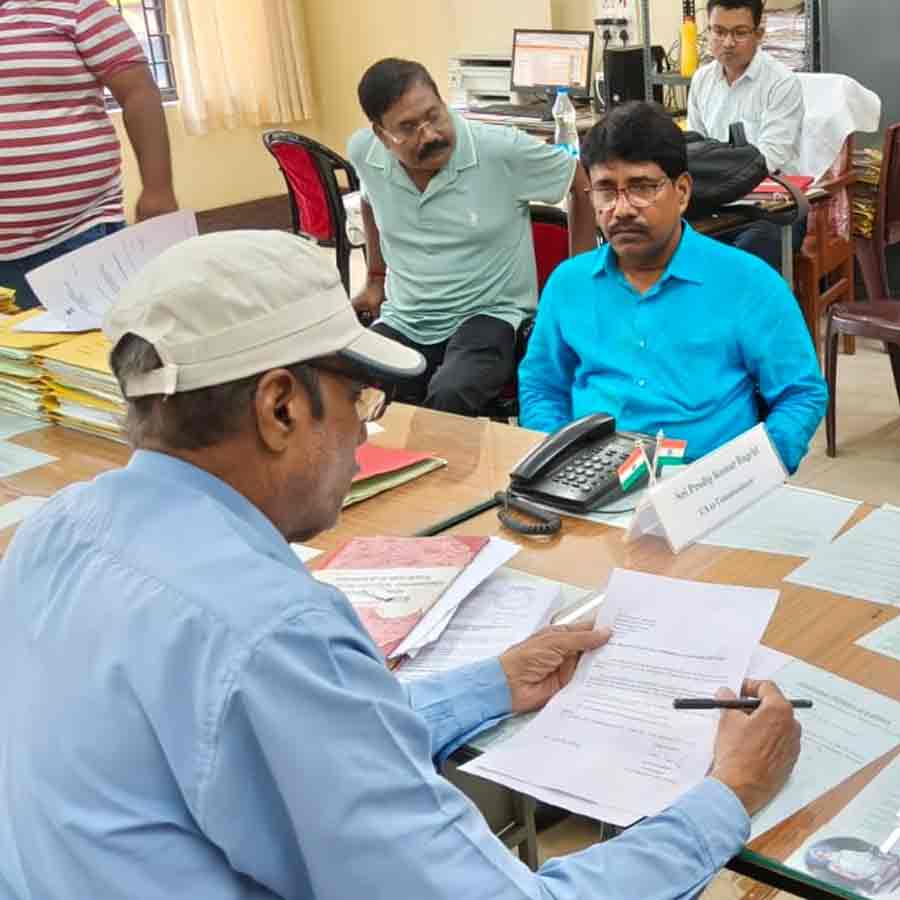 মেদিনীপুরের ডিভিশনাল কমিশনারের অফিস গিয়ে পদত্যাগ উত্তম বারিকের।