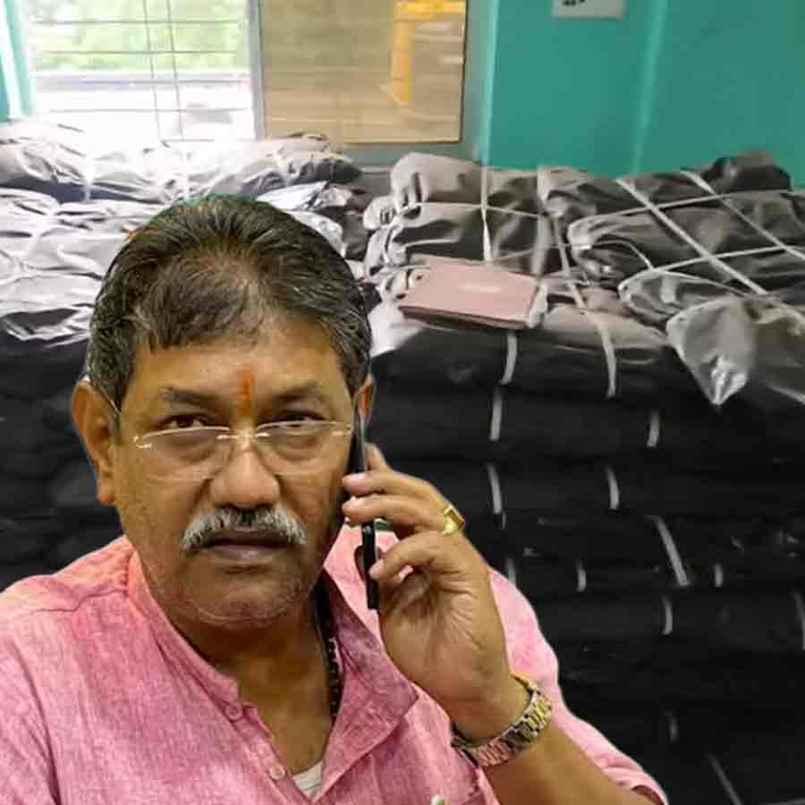 পাণ্ডবেশ্বরের প্রাক্তন বিধায়ক নরেন্দ্রনাথ চক্রবর্তীর গুদাম থেকে ত্রাণসামগ্রী উদ্ধার।