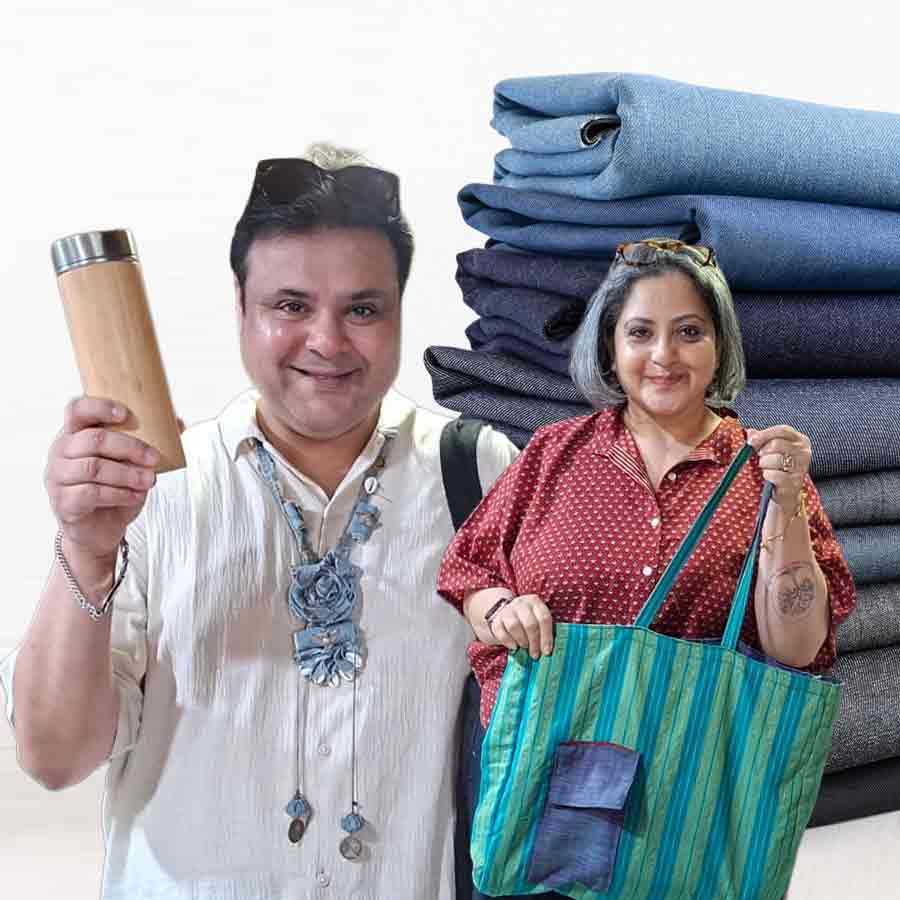 বাচিকশিল্পী সুজয়প্রসাদ চট্টোপাধ্যায় এবং সমাজসেবী সোমিনী সেন দুয়া।