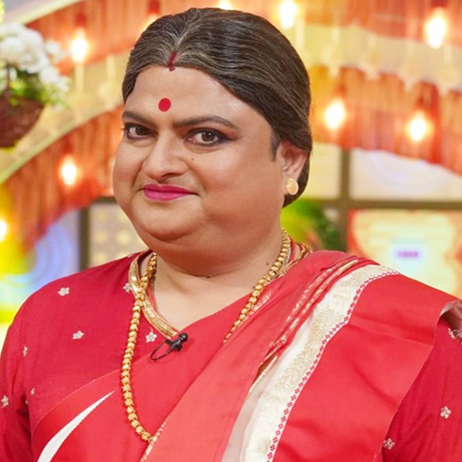 নারীর সাজে বিশ্বনাথ বসু।