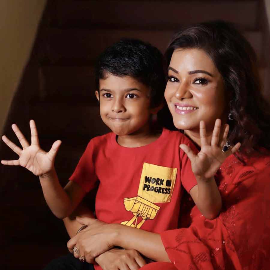 ছেলে রিয়ানের সঙ্গে সোনালী চৌধুরী।