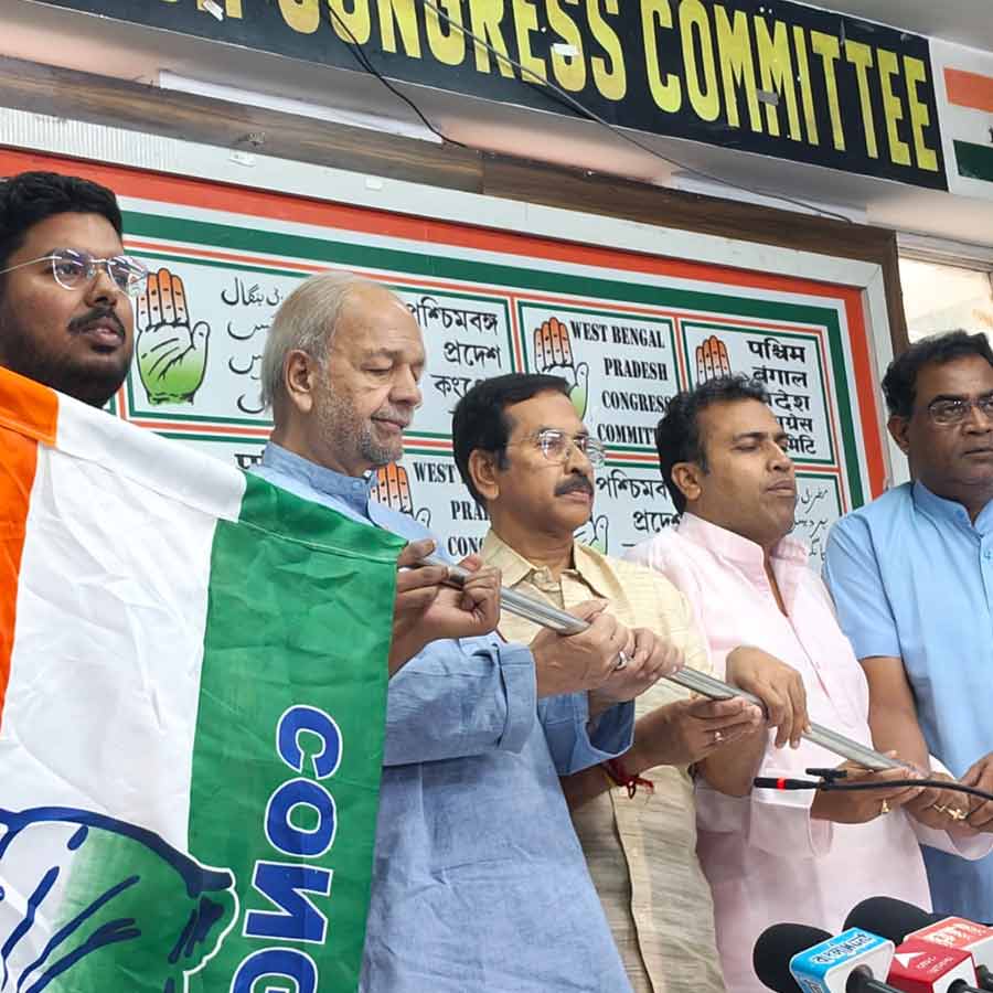 কংগ্রেসে যোগদান মেখলিগঞ্জের তৃণমূল পুরপ্রধান প্রভাত পাটনির।