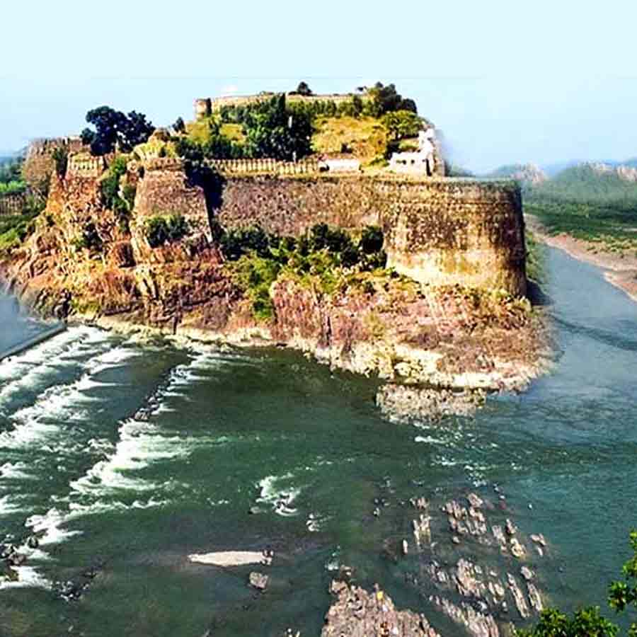নদী ঘিরে রেখেছে রাজস্থানের ঝালওয়াড় জেলার গাগরণ দুর্গকে।
