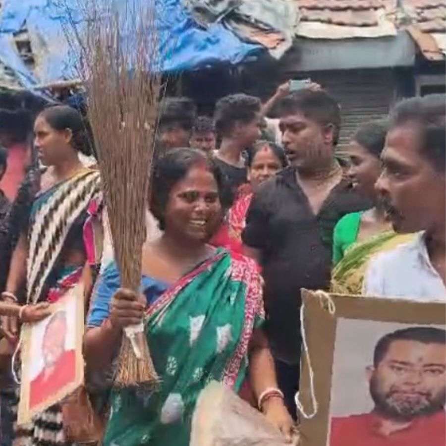 বিধায়কের বাড়ির সামনে বিক্ষোভ।