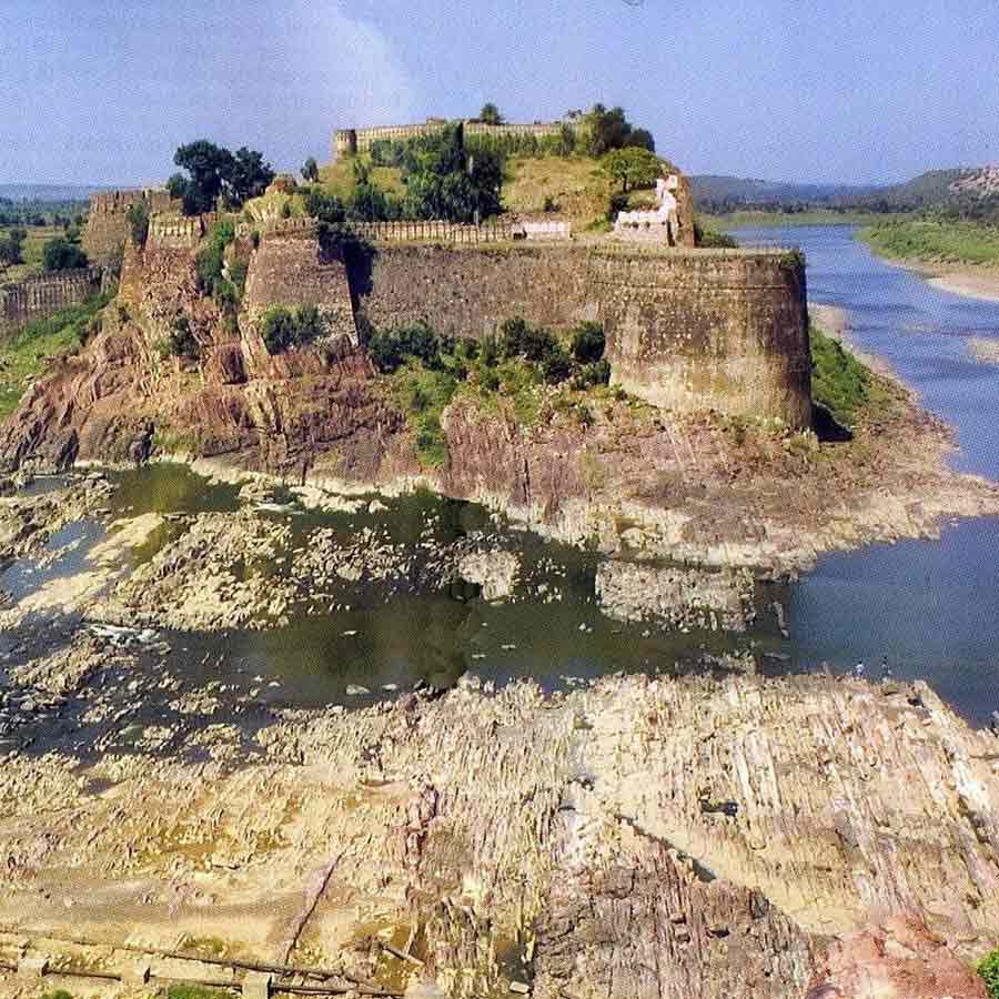 রাজস্থানে ইতিহাসের সাক্ষী বহন করে সদর্পে দাঁড়িয়ে দুর্গটি।