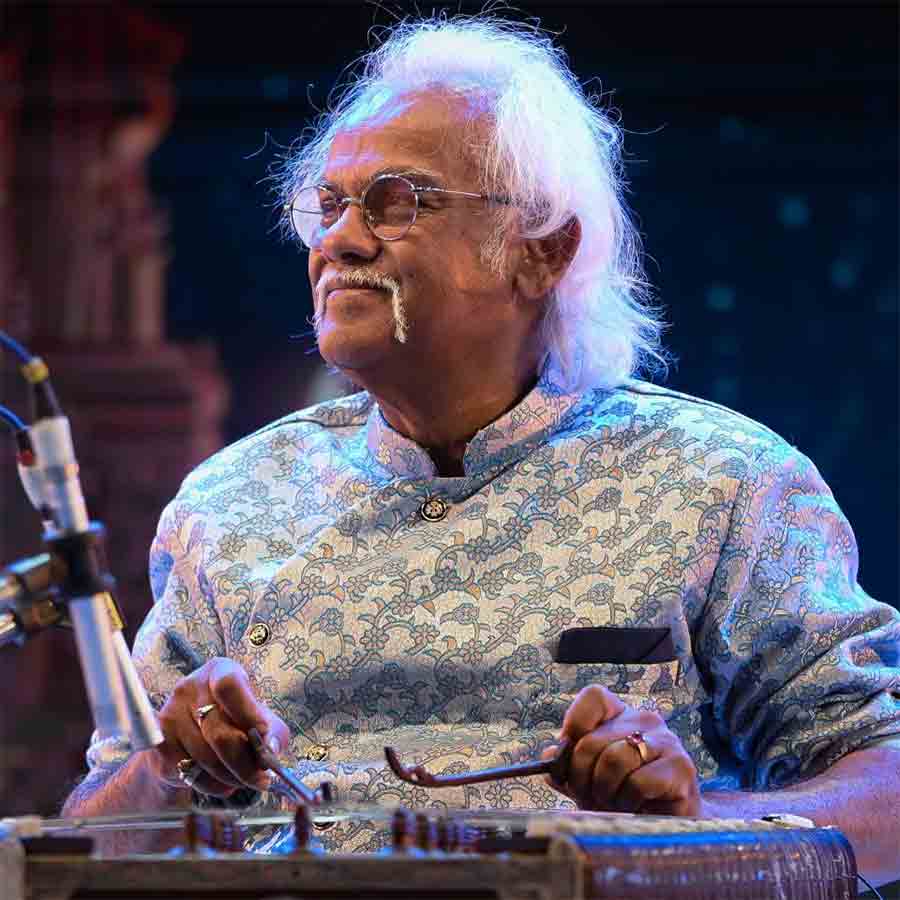সন্তুরবাদনে পণ্ডিত তরুণ ভট্টাচার্য।