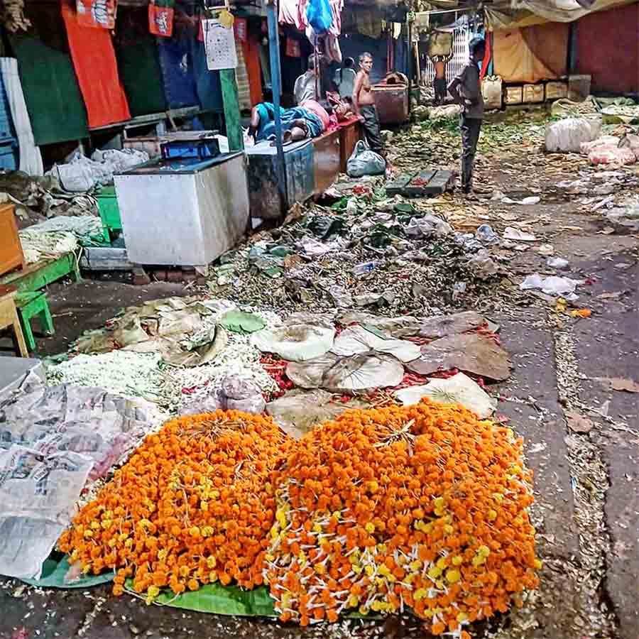 বেহাল: পচা ফুল ও বর্জ্য জমেছে মল্লিকঘাট ফুলবাজারে।