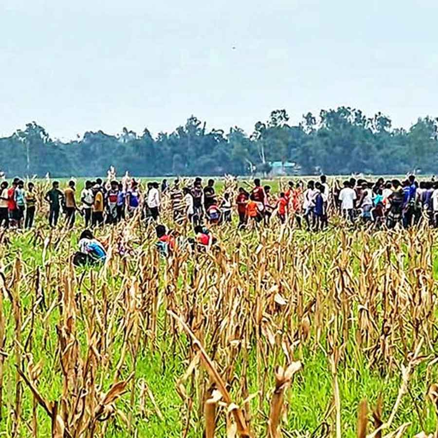 মেখলিগঞ্জ সীমান্তের শূন্য রেখায় আটকে সন্দেহভাজন বাংলাদেশিরা। তাদের ঘিরে ভিড়।