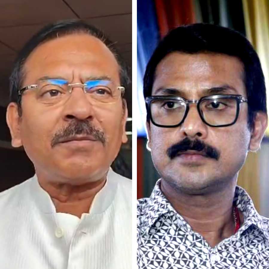 তৃণমূল আমলের মন্ত্রী অরূপ বিশ্বাসের ভাই, একটা সময়ে এটাই ছিল স্বরূপ বিশ্বাসের পরিচয়। কিন্তু, সময় যত এগিয়েছে, নিজের ‘গুণ’-এ টলিউডে নিজস্ব জায়গা করে নিলেন স্বরূপ। হলেন টলিপাড়ার ‘সর্বেসর্বা’। ফেডারেশনের সভাপতির পদে অধিষ্ঠিত হলেন স্বরূপ। তাঁর আমলে শুরু হল টলিপাড়ায় একের পর এক নিয়ম। কখনও শোনা গেল ‘ব্যান কালচার’-এর কথা। কখনও আবার শোনা গেল ‘গুপি শুটিং’-এর মতো শব্দবন্ধ।