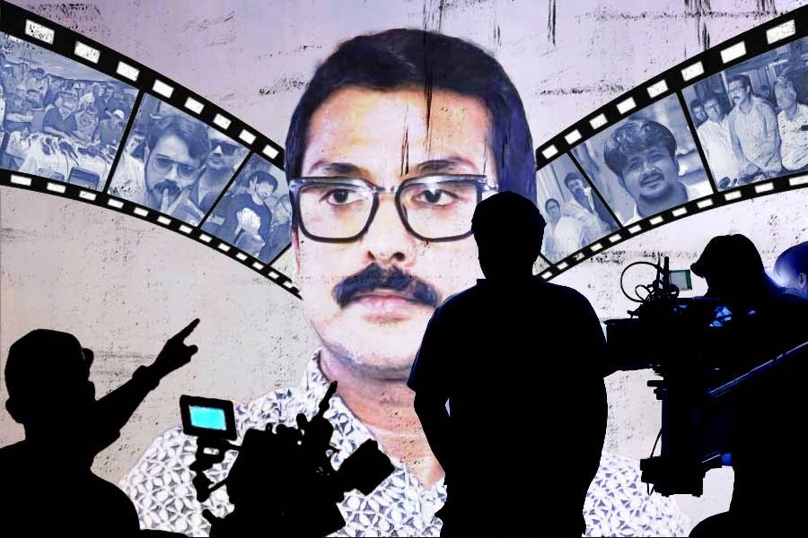 ২০১১ সালে রাজ্যে পালাবদলের পরে টলিপাড়ার ‘রং’ও বদলে যায়। সেখানেই ফেডারশনের সভাপতি পদে অধিষ্ঠিত হন স্বরূপ। মূলত টলিপাড়ার টেকনিশিয়ানদের হিতার্থে নানা ধরনের জনমোহিনী প্রকল্প আনেন। পাশাপাশি একগুচ্ছ নিয়মে বেঁধে দেন ইন্ডাস্ট্রিকে। ছবি হোক কিংবা ওটিটি, প্রয়োজন থাকুক কিংবা না থাকুক— একটা নির্দিষ্ট সংখ্যক টেকনিশিয়ান নিয়েই কাজ করতে হবে প্রত্যেক পরিচালক বা প্রযোজককে। 