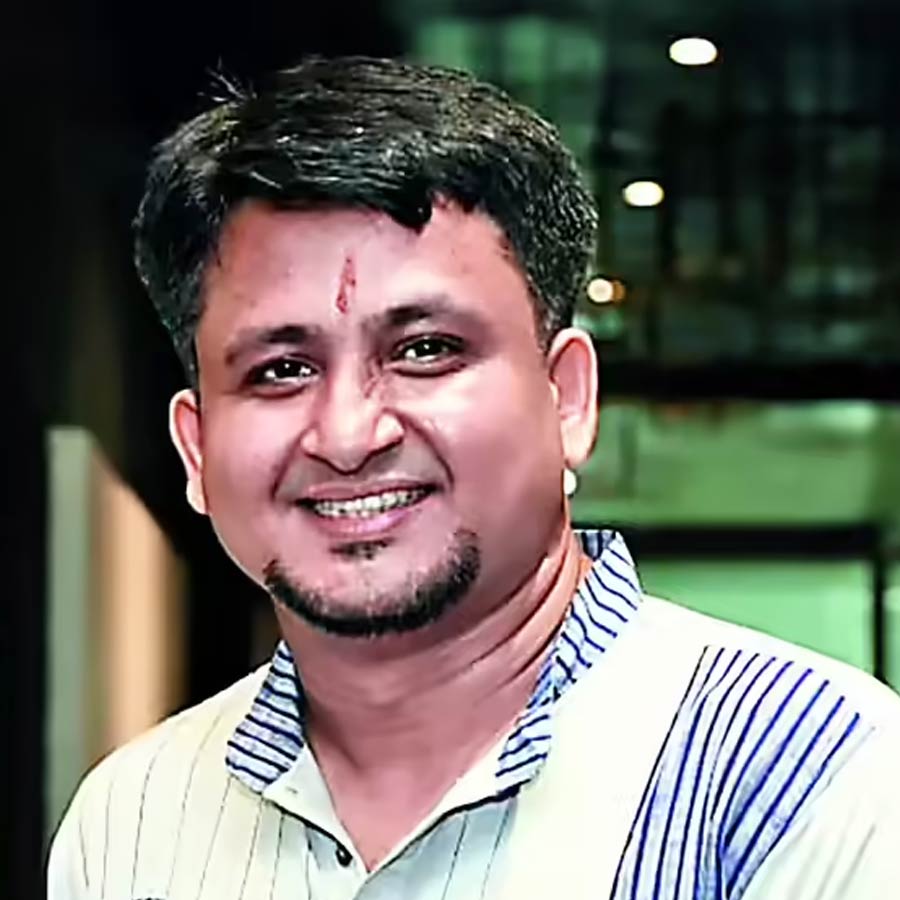নিয়ম যেমন ছিল, তেমনই সেই নিয়ম ভেঙেও ছিলেন কেউ কেউ। এ যেন ‘বজ্র আঁটুনি ফস্কা গেরো’। ২০২৪ সাল, পরিচালক রাহুল মুখোপাধ্যায়ের বিরুদ্ধে প্রথম অভিযোগ আনেন স্বরূপ। রাহুল নাকি ‘গুপি শুটিং’ করেছেন। যদিও তাঁর আগে ‘গুপি শুটিং’-এর অর্থ সে ভাবে জানা ছিল না টলিউডের। স্বরূপের অভিযোগ ছিল, রাহুল কাউকে কিছু না জানিয়েই বাংলাদেশে হাতেগোনা কয়েক জন কলাকুশলীকে নিয়ে শুটিং করে এসেছেন। তাঁর বিরুদ্ধে সুর চড়ান স্বরূপ। তার পরেই টলিপাড়ার পরিচালক-প্রযোজকরা একজোট হন। শুরু হয় কর্মবিরতি।