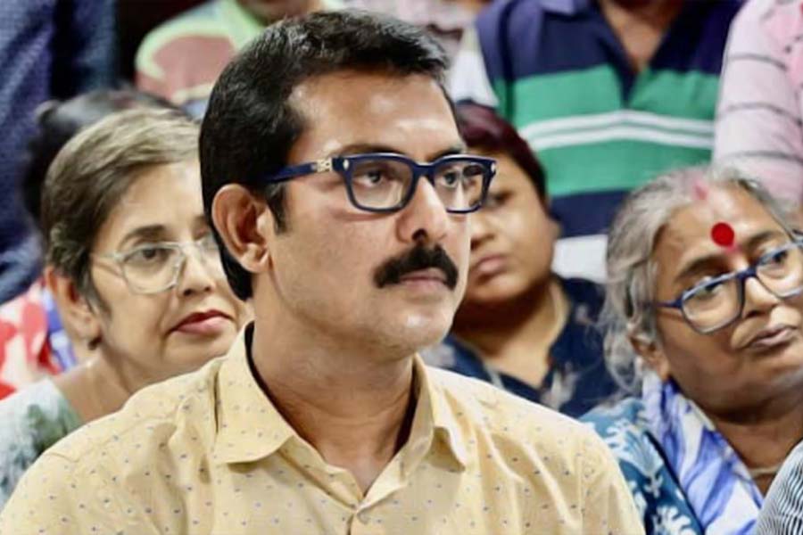 শুটিংয়ে গড়ে ১২০ জন কলাকুশলী নিয়ে কাজ করতে হবে। তার কম লোক নিয়ে শুটিং হলেই সেটিকে ‘গুপি শুটিং’-এর আওতায় ফেলা হত। তবে টলিপাড়ায় এত জন কলাকুশলী নিয়ে ছবি করা বাড়তি চাপ হয়ে দাঁড়ায় স্বাধীন ছবির পরিচালকদের কাছে। ফলে বাংলায় স্বতন্ত্র ছবির সংখ্যা কমতে শুরু করল। অভিযোগ ওঠে, বাংলা থেকে মুখ ফেরাতে শুরু করেছেন বিদেশের প্রযোজকেরা। এমনকি মুখ ফেরায় মুম্বইয়ের প্রযোজনা সংস্থাগুলিও।