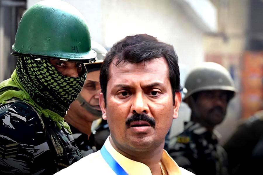 এখানেই শেষ নয়। দুই দেশের কাজ বাড়ানোর উদ্দেশ্যে স্বরূপই নাকি প্রযোজককে প্রস্তাব দেন শাকিবের সঙ্গে বৈঠক করার। রাজি হন শাকিব। নির্দিষ্ট দিনে শাকিবকে নিয়ে সুরুচি সঙ্ঘে উপস্থিত হন প্রযোজক। তখন স্বরূপ নাকি অন্য কাউকে দিয়ে খবর পাঠান যে, তিনি জরুরি বৈঠকে ব্যস্ত। ফিরিয়ে দেন শাকিবকে! এখানেই শেষ নয়। শিরিনের আরও অভিযোগ, “এর পরেই স্বরূপবাবু হঠাৎ একদিন ফোন করে জানান, তিন গুণ বেশি পারিশ্রমিক দিতে হবে টেকনিশিয়ানদের। না হলে কাজ বন্ধ।” 
