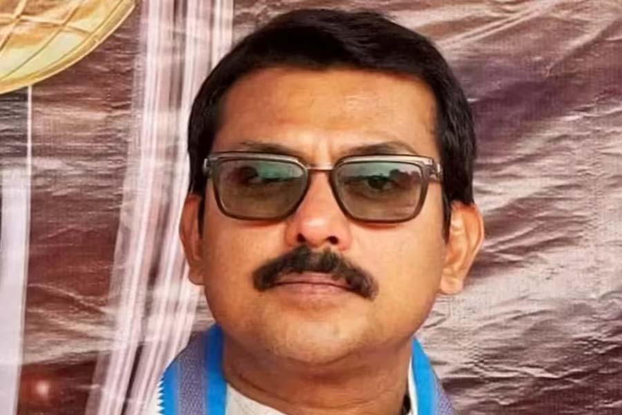 ২০২৬ সালে বিধানসভা নির্বাচনে রাজ্যে পালাবাদল হয়েছে। নতুন সরকার এসেছে। ২০২৫ সালেই ফেডারশনের সভাপতি হিসাবে কার্যকাল শেষ হয়েছিল স্বরূপের। তবু ‘দায়িত্ব’ সামলাচ্ছিলেন তিনি। কিন্তু, সরকার বদলের পরে নিজের পদ থেকে ইস্তফা দেন স্বরূপ। তার কিছু দিন পরেই গ্রেফতার হলেন।