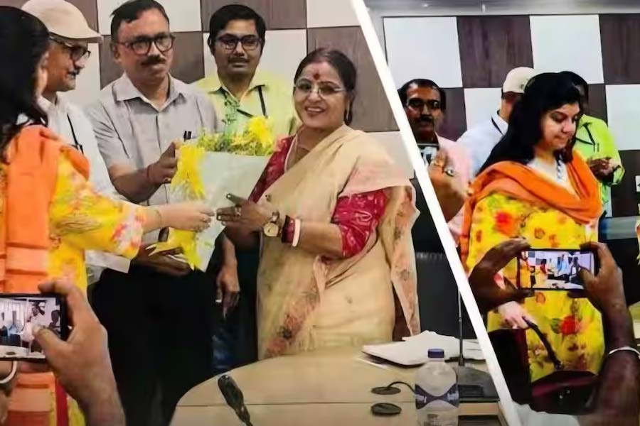 শুধু স্বরূপের কর্মজীবনই নয়, পদহীন হওয়ার পরে আতসকাচের নীচে আসে তাঁর ব্যক্তিগত জীবনও। তিনি ইস্তফা দেওয়ার পরে বিবাহবিচ্ছেদের মামলা করেন তাঁর স্ত্রী জুঁই বিশ্বাস। সম্প্রতি টালিগঞ্জের নব নির্বাচিত বিধায়িকা পাপিয়া অধিকারী ফেডারেশনকে ভেঙে কনফেডারেশনের ঘোষণা করেন। তাঁকে পুষ্পস্তবক দিয়ে সম্বর্ধনা জানান জুঁই।
