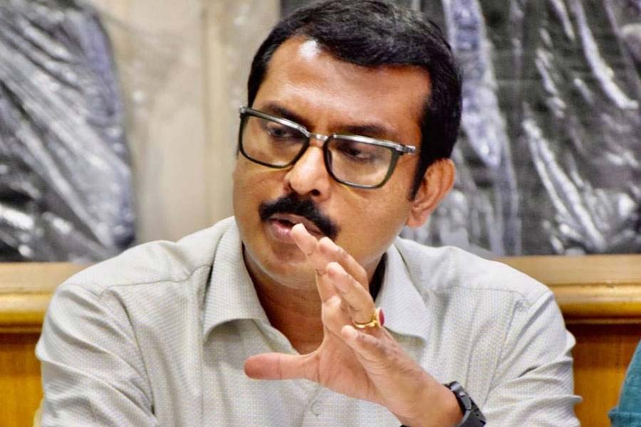 এক মহিলা রূপটানশিল্পীর অভিযোগের ভিত্তিতে ৪ জুন নিউ আলিপুর থানা গ্রেফতার করে স্বরূপকে। অভিযোগকারিণী এর আগেও স্বরূপের বিরুদ্ধে অভিযোগ জানিয়েছিলেন রিজেন্ট পার্ক থানায়। সমাজমাধ্যমে এসে উগরে দিয়েছিলেন ক্ষোভ। নতুন রাজ্য সরকার ক্ষমতা গ্রহণের পরে বিধায়ক রুদ্রনীল ঘোষ বৈঠক করেছিলেন কলাকুশলীদের সঙ্গে। সেই সময়েও তিনি জানিয়েছিলেন যে, গত দু’বছর ধরে তিনি কাজ পাননি। এ কথা মেকআপ গিল্ডের সম্পাদক বাপি মালাকারকে জানিয়েছিলেন। 