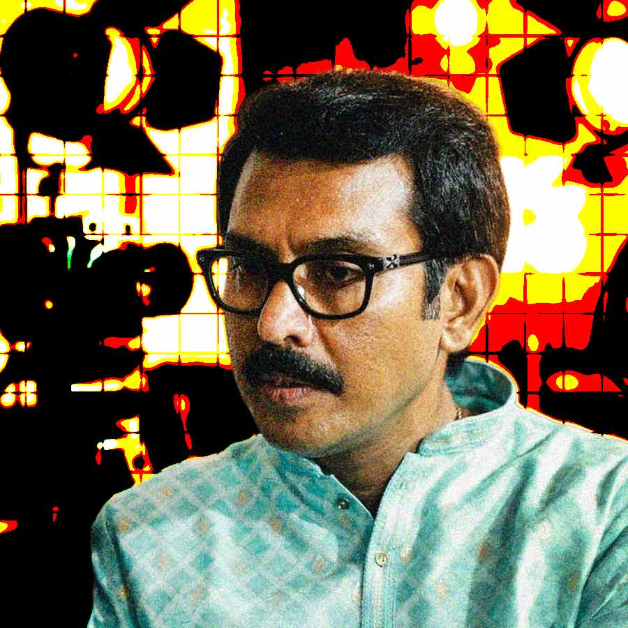 কোনও সাড়া না পেয়ে বাপির নামে ওই রূপটানশিল্পী লিখিত অভিযোগ জানান স্বরূপের কাছে। এর পরেই নাকি ক্রমাগত খুনের হুমকি পেতে থাকেন অভিযোগকারিণী। তাঁকে আগ্নেয়াস্ত্র দেখিয়ে ভয়ও দেখানো হয় বলে অভিযোগ তাঁর। আপাতত তদন্ত চলছে স্বরূপের ‘কীর্তি’র।
