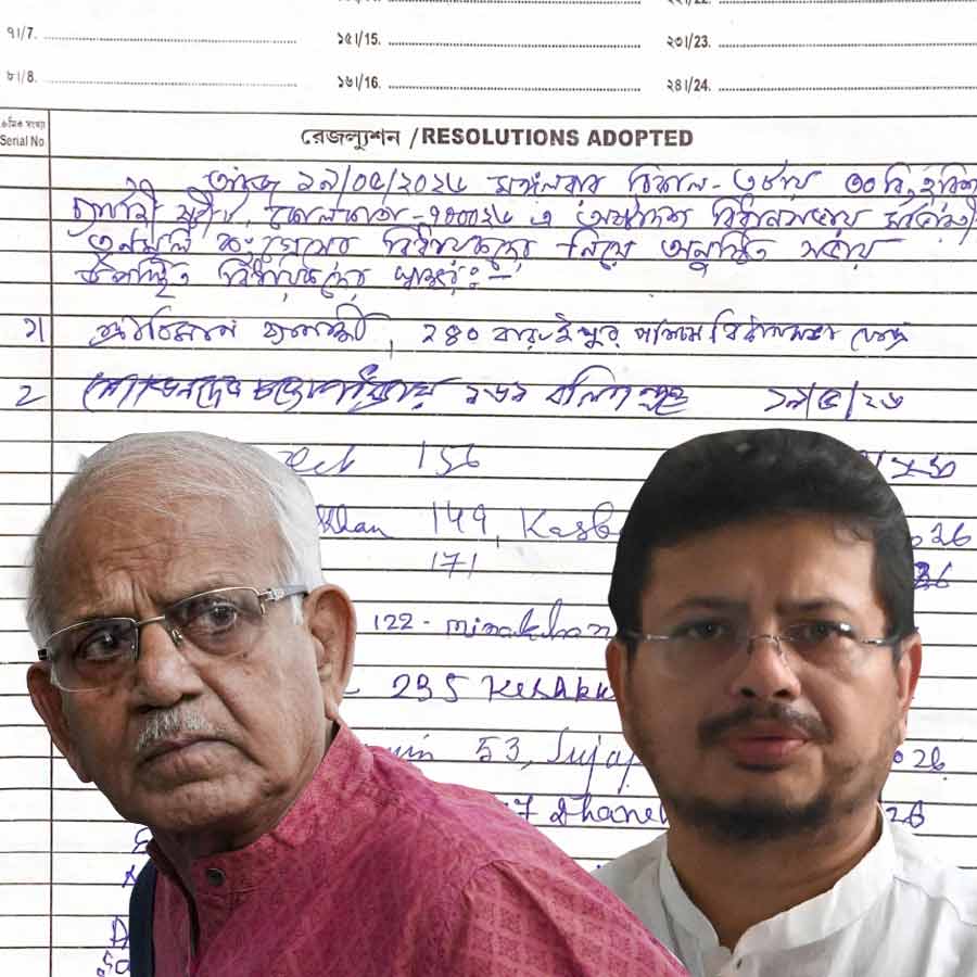 (বাঁ দিকে) বালিগঞ্জের বিধায়ক শোভনদেব চট্টোপাধ্যায়। উলুবেড়িয়া পূর্বের বিধায়ক তথা বিরোধী দলনেতা ঋতব্রত বন্দ্যোপাধ্যায় (ডান দিকে)।