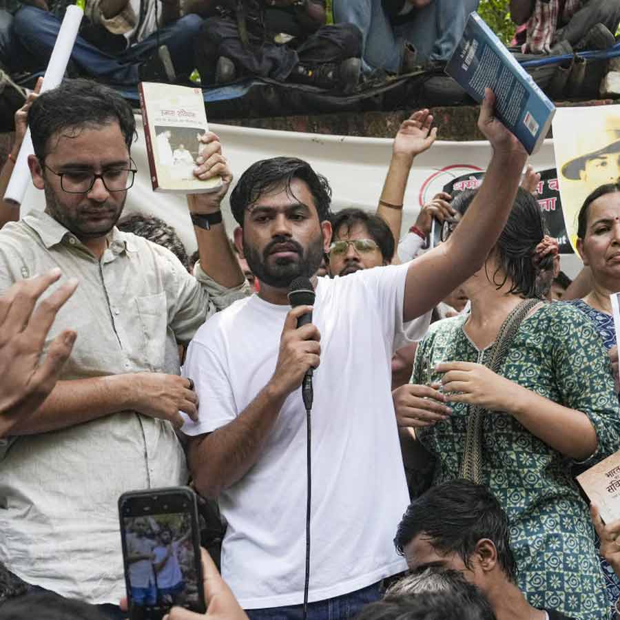 শনিবার দিল্লির যন্তরমন্তরে ‘ককরোচ জনতা পার্টির’ কর্মসূচিতে প্রতিষ্ঠাতা অভিজিৎ দীপকে।